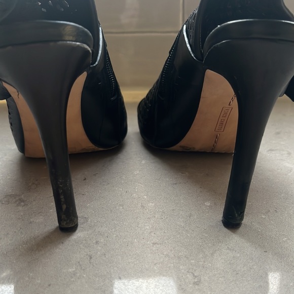 VINCE CAMUTO Leather Heels - Picture 4 of 5